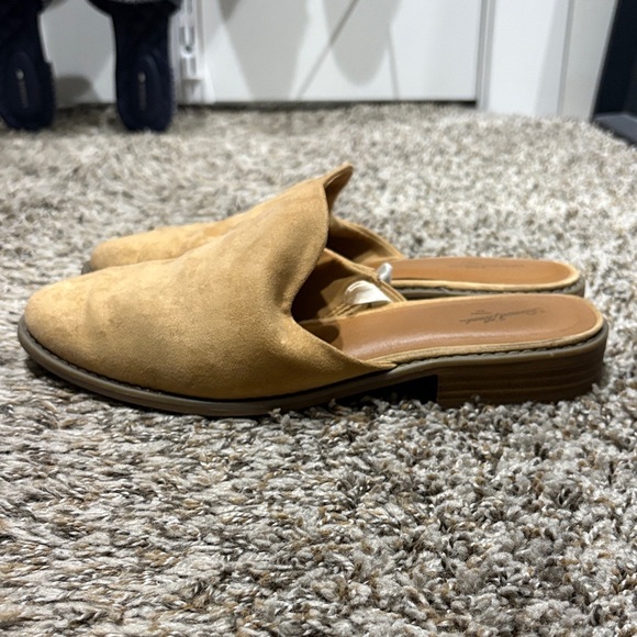 Universal Thread Tan Mules - Picture 1 of 6